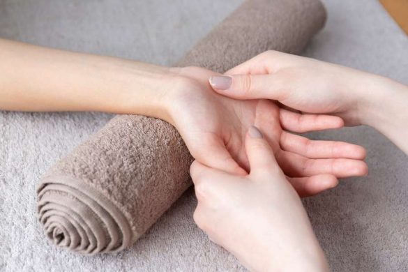Massage des mains relaxant réalisé par un bon masseur